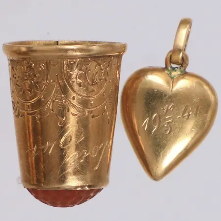 Hänge, fingerborg med sten, gravyr, defekt, 18K  Vikt: 7,9 g