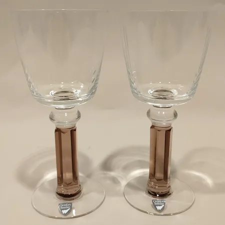 Två Vinglas Versailles, Gunnar Cyrén, Orrefors, mönsterdekor i relief, fasetterad fot i rödtonat glas, etikett märkt