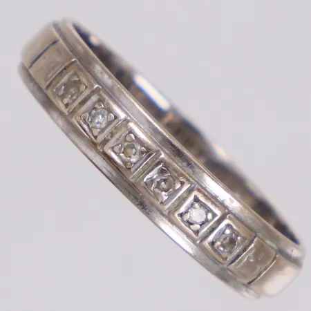 Ring med diamanter 6xca0,01ct åttkantslipade, stl 19¼, bredd 4,5mm, vitguld, 18K Vikt: 3,7 g