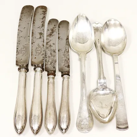 Matbestick, 3 skedar, 4 knivar, stål i blad, allt med defekter, gravyr, bruttovikt 429,3g, silver 830/1000.
