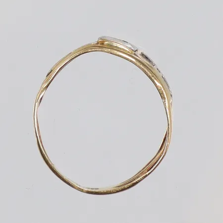 Ring med vit sten, GHA, defekt, 18K Vikt: 0,9 g