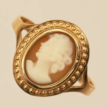 Ring med camé, stl 15½, bredd 13,2mm, lös camé, 18K  Vikt: 1,6 g