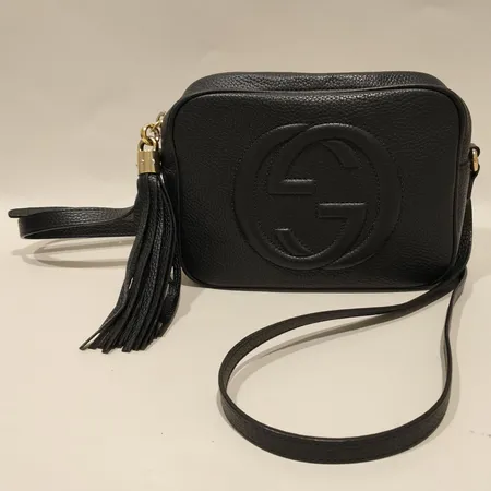 Väska Gucci, modell Soho Disco Bag, justerbart axelband, nr: 308364 498879, H024522521, mått: 23x17x9cm, smärre fläckar, slitage innerficka, dustbag, box, skador på box. Skickas med postpaket.