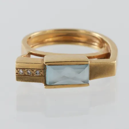 Ring 18k med stenar,storlek 18 mm,bredd 4.1-7.1 mm. Vikt: 8,3 g