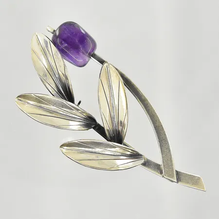 Brosch med Ametist, längd 63 mm, bredd 27 mm, tillverkat K9/1960, 835/1000 silver. Vikt: 9,2 g