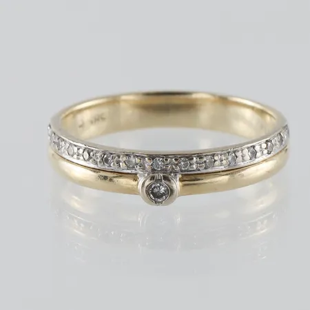 Ring 14k med diamanter på 0.10 ct enligt inskription,storlek 17 mm,bredd 3.5 mm. Vikt: 2,4 g