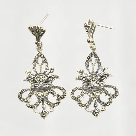 Ett par örhängen med markasiter, längd 44 mm, bredd 22 mm, två stoppar saknas, 925/1000 silver. Vikt: 6,9 g