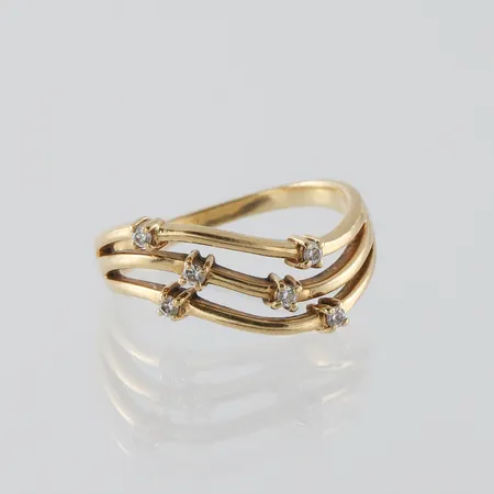 Ring 18k med små stenar,storlek 16 mm,bredd 1.5-8.4 mm. Vikt: 3 g