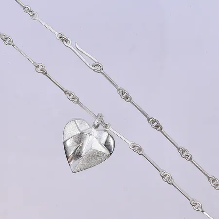 Kedja med hänge, Lapponia, längd på kedja 46,5 cm och bredd 1 mm, längd på hänget 25 mm och bredd 21 mm, silver 925/1000. Vikt: 13,2 g