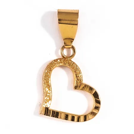 Hänge i 21K guld: Genombrutet hjärta med mönsterdekor. Det är 15,5 mm brett, 27 mm långt inkl. ögla och väger 1,8g. 