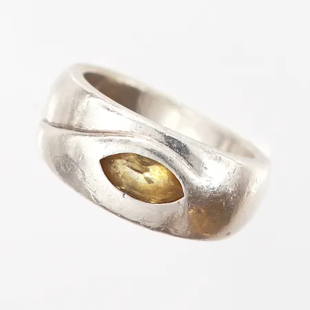 Ring med gul sten stl 17, bredd: 4-10mm, något skev skena, silver 925/1000 Vikt: 8,9 g