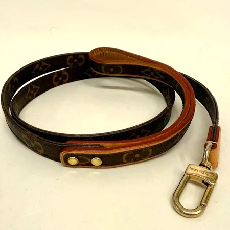 Hundkoppel, Louis Vuitton, monogramcanvas och läder, längd 113cm, bredd ca 1,5cm, modellnummer M80338, detaljer i gulmetall med färgbortfall, bruksskick, dustbag, box med slitage