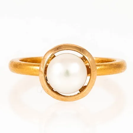 Ring med saltvattenodlad vit pärla Ø 7,5 mm, skena i 23K och fattning i 18K guld. Den är i storlek 17¾, är 2,2 - 10,5 mm bred och väger 5,8g. Gravyr. 