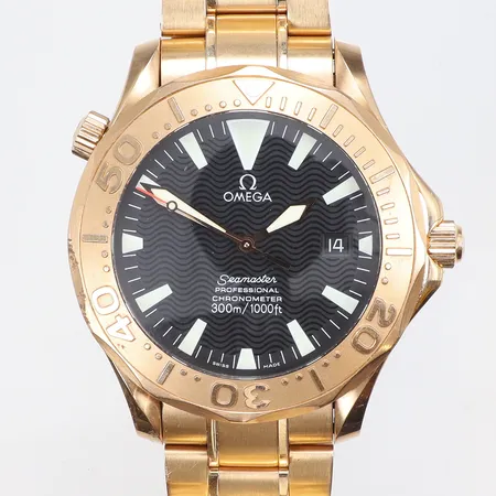 Herrur Omega Seamaster 300 18K Ø41mm ref nr. 21365000 snr. 80160314, cal. 1120, automat, helguld, länk och boett i 18K 222,5g med certifikat (NK 08-02-08 Göteborg), extra länkbit medräknad i vikt, dykring med repor (se bilder), box och manual och ytterkartong 