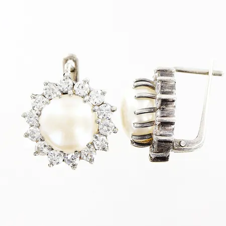 Ett par örhängen Ø18mm, vita stenar, odlad sötvattenspärla, silver 925/1000. Vikt: 10,1 g