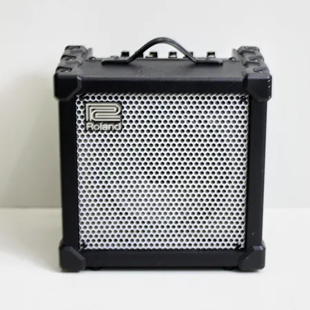 Gitarrförstärkare Roland cube 40xl, 40watt, 10"element, 3st kanaler clean, lead, solo med minnesmöjlighet, 10st cosm-förstärkarmodeller, 8st effekter, 80 sek loopfunktion, inbyggd stämapparat, hörlursuttag.  Skickas med postpaket.