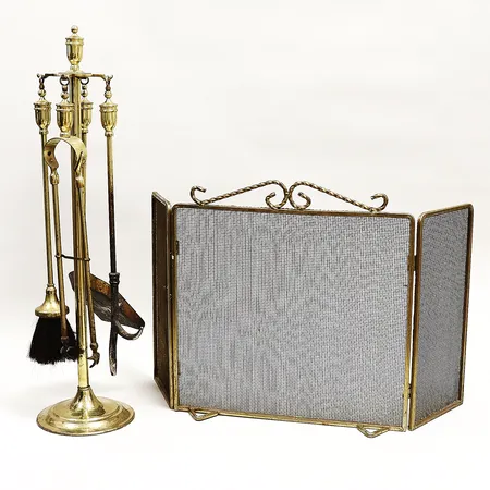 Eldställ mässing, England, fyra verktyg, höjd 70cm, smärre defekter, slitage/patina, gnistskydd metall, höjd 38cm, bredd 42-76cm, slitage/patina.   Skickas med postpaket.