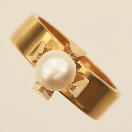 Ring med pärla, stl 17¾, bredd 10,4mm, gravyr, 18K Vikt: 9,8 g