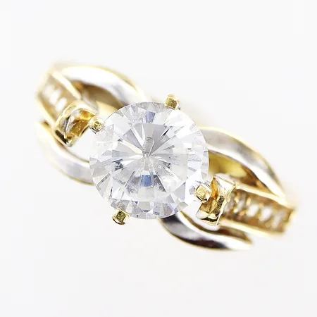 Ring med vita stenar, stl 17¾, bredd 3-8mm, en sten saknas, bucklor på skena, 18K Vikt: 5,3 g