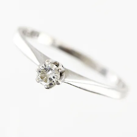 Ring med diamanat 0,14ct enligt gravyr stl 19, nagg på rondist, vitguld, 18K Vikt: 2,6 g