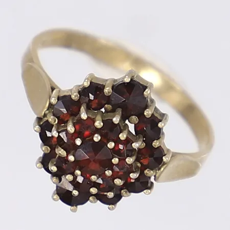 Ring med granater stl 16¾, bredd 2-13mm, förgyllt silver 830/1000 Vikt: 2,6 g