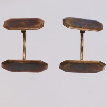 Ett par manschettknappar, längd 19mm, bredd 11,5mm, förgyllt silver 830/1000 Vikt: 8,5 g