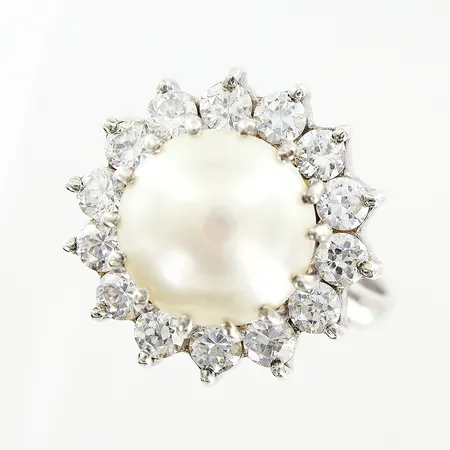 Ring stl 19¼ odlad sötvattenspärla och vita stenar Ø19mm, silver 925/1000.  Vikt: 6,1 g