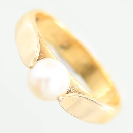 Ring med odlad pärla, stl: 18, bredd: 4,4-6,8mm, gravyr, 23K  Vikt: 7,6 g
