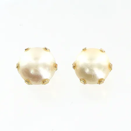 Ett par örhängen med odlade saltvattenspärlor, Ø7mm, udda stoppar, 18K Vikt: 1,9 g