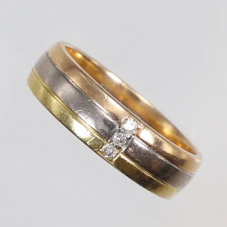 Ring med diamanter, totalt ca 3 x0,02ct, stl 18¼, bredd 5mm, trefärgad, gravyr, 18K  Vikt: 7,2 g