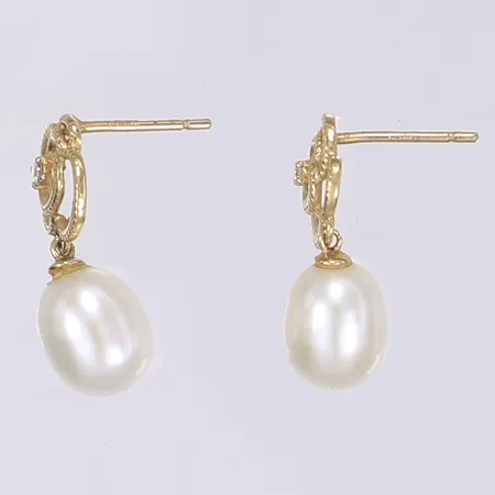 Ett par örhängen med odlade sötvattenpärlor och vita stenar längd 20mm bredd 8mm saknar snurrebussar limrester på ena pärlan 18K Vikt: 1,9 g