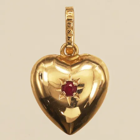 Hänge hjärta med röd sten, längd 18,5mm inklusive ögla, bredd 11mm, 18K Vikt: 0,8 g