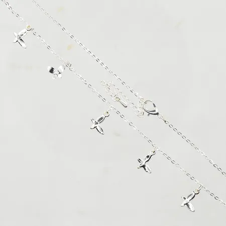 Collier med 5 fasta berlocker, längd 41-46½ cm, länkens bredd 1 mm, metall. Vikt: 0 g