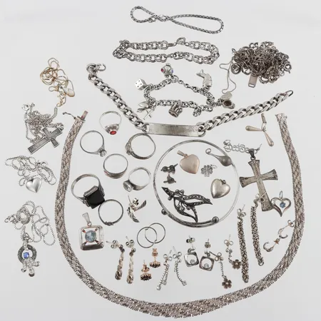 Diverse silversmycken,mestadels 830/1000,mycket med slitage/defekter. Vikt: 194 g