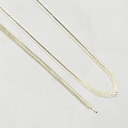 Collier samt armband utan lås, halvstela modeller, längd 41½ cm, bredd 5 mm, armband längd 17 cm, bredd 5 mm, lås medföljer, 925/1000 silver. Vikt: 20,3 g