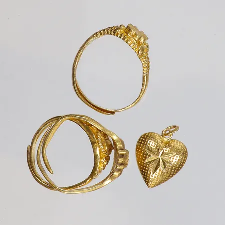 Diverse högkaratigt guld, små defekter, skevt, stämplat 99 och 9999 men troligen 22/23K Vikt: 16,5 g