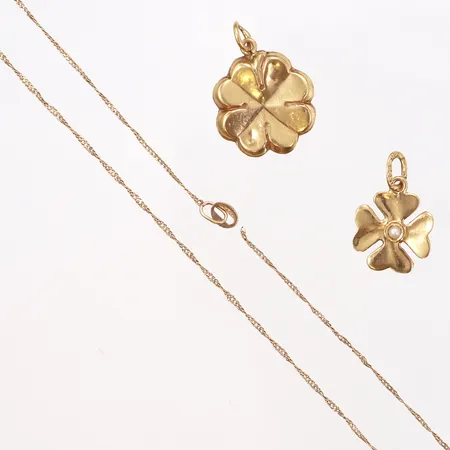 1 kedja trasig, 2 berlocker med skevheter/bucklor, 18K Vikt: 2,6 g