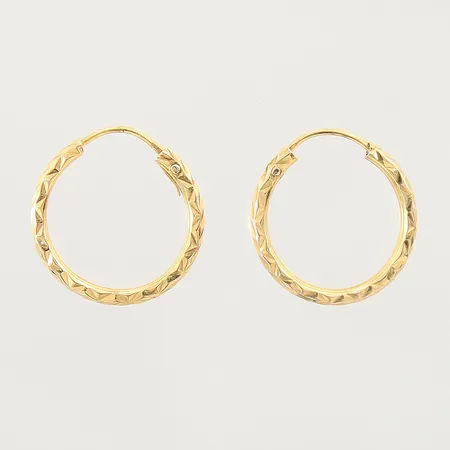 Ett par örhängen creoler med mönstrad dekor, Ø14,2mm, bredd 1,7mm, smärre ojämnheter, 18K Vikt: 0,8 g