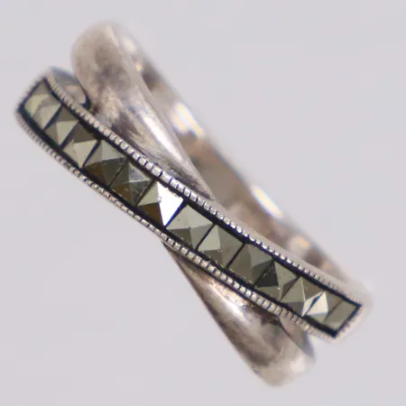 Ring med markasiter, stl 18, bredd 4,2-7mm, silver 925/1000 Vikt: 4,3 g