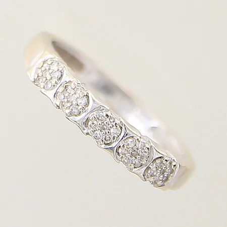 Ring med 8/8-slipade diamanter 35 x ca 0,005ct, stl 16, bredd 2,1-3,3mm, i behov av omrodiering, GHA, vitguld, 18K Vikt: 2,4 g