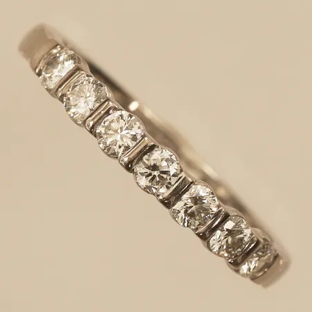 Ring med diamanter 7x ca 0,05ct, stl 16½, bredd 2,8mm, vitguld, 18K  Vikt: 2,7 g