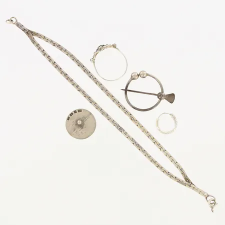 Ring med stenar stl 19¾, 1 Pins, 1 örhänge, 1 sjalnål, 1 armband 18cm, defekter, gravyrer, Silver 830-925/1000 Vikt: 17,3 g
