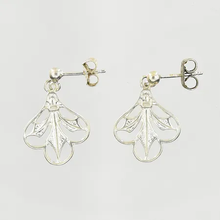 Ett par örhängen, längd 22 mm, bredd 14 mm, en stopp i metall, 835/1000 silver. Vikt: 1,8 g