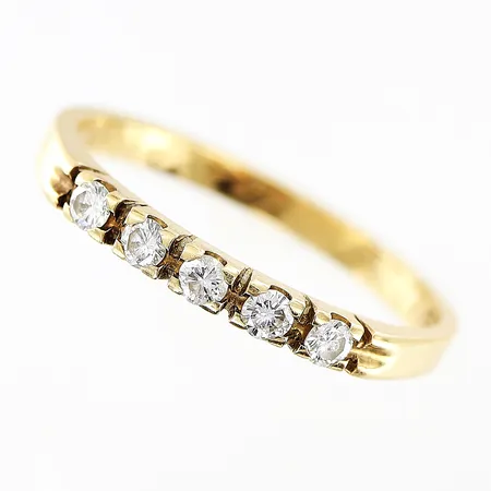 Ring med diamanter 5 x ca 0,04ct, stl 18¾, bredd 2mm, gravyr, 18K Vikt: 2,6 g