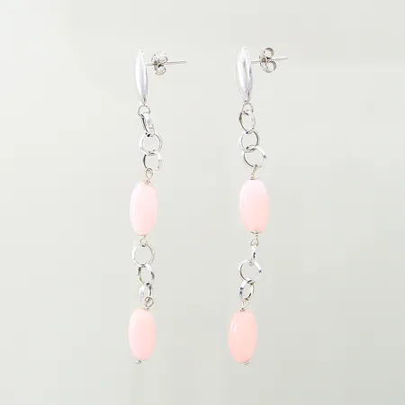 Ett par örhängen med rosa stenar, längd: 67mm, bredd: 5-6,8mm, vitguld, skevheter, 18K  Vikt: 2,9 g