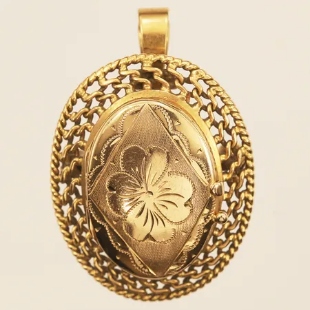 Medaljong/brosch med gravyrdekor, längd 33mm, 18K  Vikt: 8,3 g