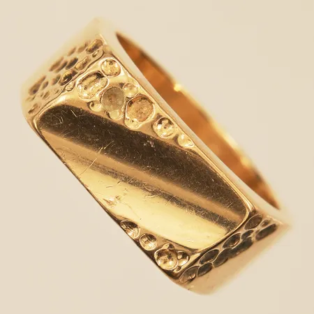 Klackring, stl 19¾, bredd 9,3mm, ostämplad, 18K Vikt: 27 g