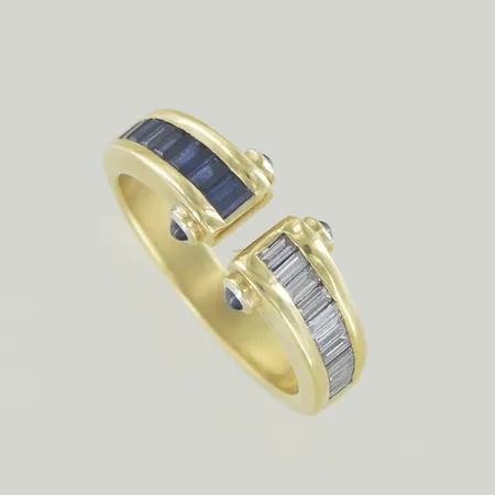 Ring med diamanter/safirer 0,34ct enligt gravyr, Ø 18 mm, bredd 5-8 mm, 18K Vikt: 7,2 g