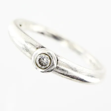 Ring stl 19, bredd 2-4mm, vit sten, GHA, silver 925/1000. Vikt: 2,6 g