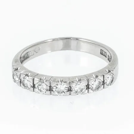 Defekt ring i 18K vitguld med 7 x 0,09ct briljantslipade diamanter. Nagg på en sten. Vikt: 3,7g. 